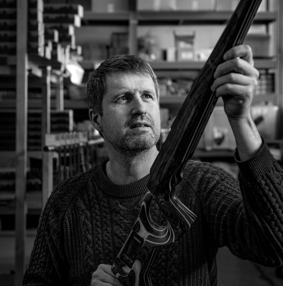 Kjetil Kverndokk har øye for detaljer. KKC-gründeren er litt ingeniør, litt snekker, litt designer, litt sekretær og mye kunstner. Kjetil Kverndokk har øye for detaljer. KKC-gründeren er litt ingeniør, litt snekker, litt designer, litt sekretær og mye kunstner. Her holder han en jaktrifle.