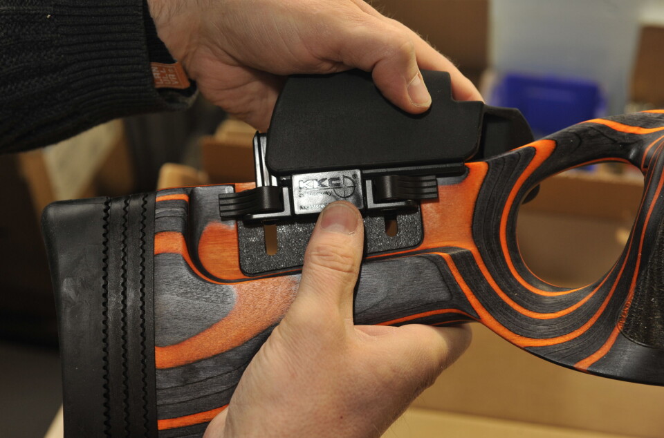 KKC-skjeftet er ergonomisk og fleksibelt – og er blitt en favoritt blant mange framtredende jaktskyttere i både inn- og utland. KKC-skjeftet er ergonomisk og fleksibelt – og er blitt en favoritt blant mange framtredende jaktskyttere i både inn- og utland. Fargene på skjeftet er oransje og svart, et pent og velprodusert våpenskjefte.