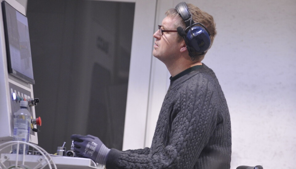 – Det er et evig dilemma mellom å programmere eller å produsere, sier Kjetil Kverndokk. – Det er et evig dilemma mellom å programmere eller å produsere, sier Kjetil Kverndokk. Kjetil er her avbildet i fullt arbeid, han sitter foran dataskjermen å skaper.