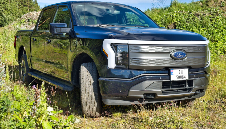 Ford har levert en drømmebil, selv for dem ikke kan tenke seg å ha en pickup i oppkjørselen. Ford har levert en drømmebil, selv for dem ikke kan tenke seg å ha en pickup i oppkjørselen. Her står Ford F-150 Lightning på gresset ute i naturen.