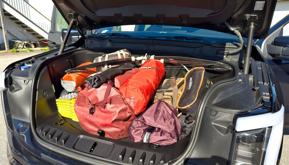Med en frunk på 400 liter, har bilen omtrent like god plass som de fleste populære små SUV-er på markedet i dag. Legg så til 1495 liter bakerst, og se om du kan finne en bil med bedre plass. Med en frunk på 400 liter, har bilen omtrent like god plass som de fleste populære små SUV-er på markedet i dag. Legg så til 1495 liter bakerst, og se om du kan finne en bil med bedre plass. Her ser vi en fullpakket bagasje.