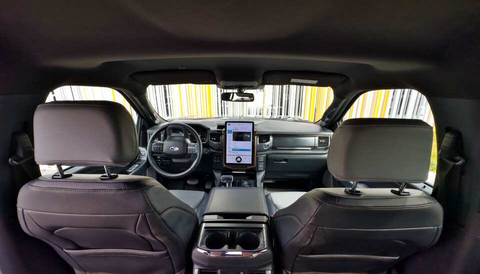 Du har ekstremt god plass i denne cockpiten. Setene er usportslige, slik man forventer, men du sitter godt, ekstremt høyt og oppbevarings- rommene er enorme. Du har ekstremt god plass i denne cockpiten. Setene er usportslige, slik man forventer, men du sitter godt, ekstremt høyt og oppbevarings- rommene er enorme.