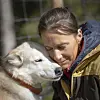 Marit Beate Kasin med alaskahusky Gypsy.