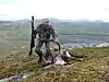 Her har en stolt jeger felt en fin reinsdyrbukk. Bukken ble felt med 130 gr Barnes TTSX .308 på ca. 140 meters hold. Den lette tofoten Neopod ga stabilitet nok til et nøyaktig skudd i bogen.