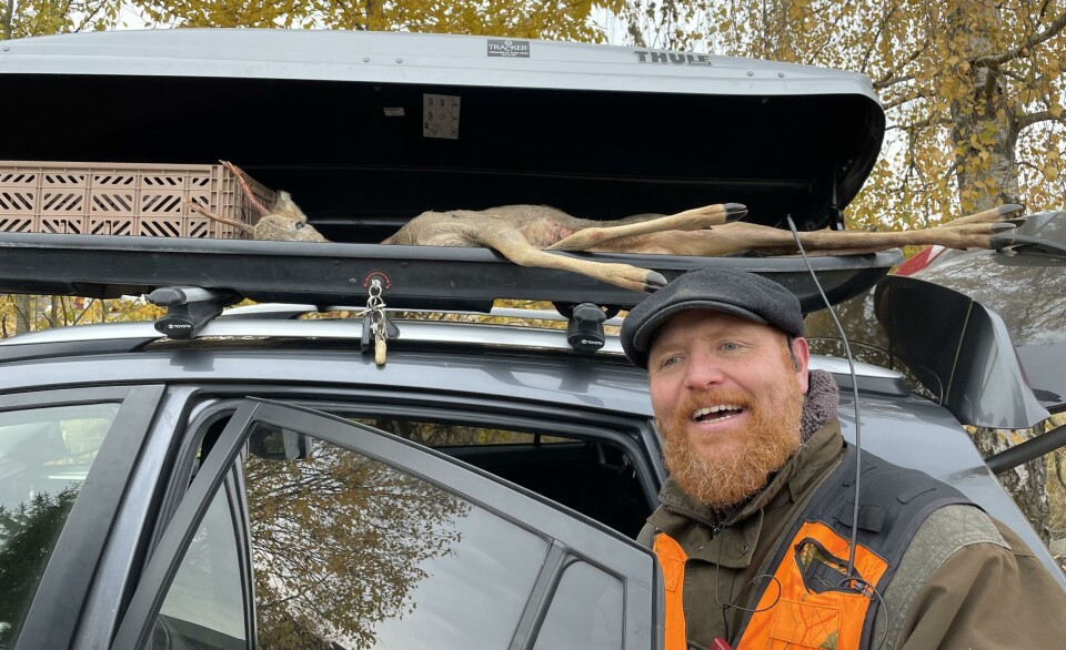 Byjegeren kan ofte kjennes igjen på bilen, den er gjerne for liten og kan ofte gå på strøm. Kompenseres gjerne med å ha en boks på taket, skriver innsenderen. Bilde av fornøyd byjeger med rådyr i skiboksen.