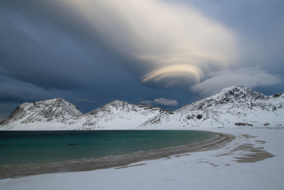 En linsesky spiller opp over den smaragdgrønne bukta. En linsesky spiller opp over den smaragdgrønne bukta.