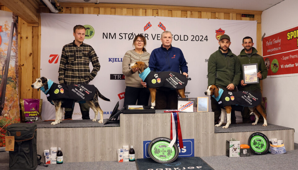 Fjorårets vinner, finskstøveren B Ø Mali, fikk igjen trone øverst på pallen, sammen med Frank Ove Lia og Anita Erichsrud. Andreplassen gikk til dunkeren Milla og Eskil Johannes Havdal (til venstre), og tredjeplassen til finskstøveren Zenta og Arton Pestisha (til høyre).