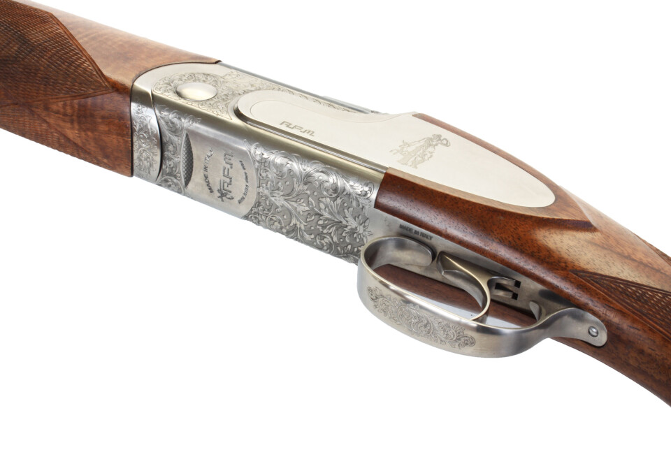 De blanke sideflatene med et portrett av Diana, står i fin kontrast til den rikt dekorerte låskassa.