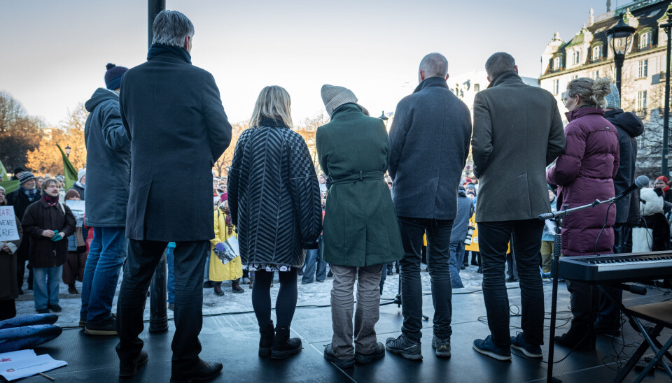 Tidligere i dag stilte en rekke politikere opp på en appell i forbindelse med voteringen over innstillingen fra energi- og miljøkomiteen på Stortinget. Nå er voteringen utsatt til førstkommende torsdag. Fra venstre: Ola Elvestuen (V), Sofie Marhaug (R), Une Bastholm (MDG), Lars Haltbrekken (SV), Kjell-Ingolf Ropstad (KrF), Gro-Anita Mykjåland (Sp), Bård Ludvig Thorheim (H) og Terje Halleland (Frp).