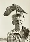 Olav Hjeljord som ungdom med en vandrefalk på hodet.