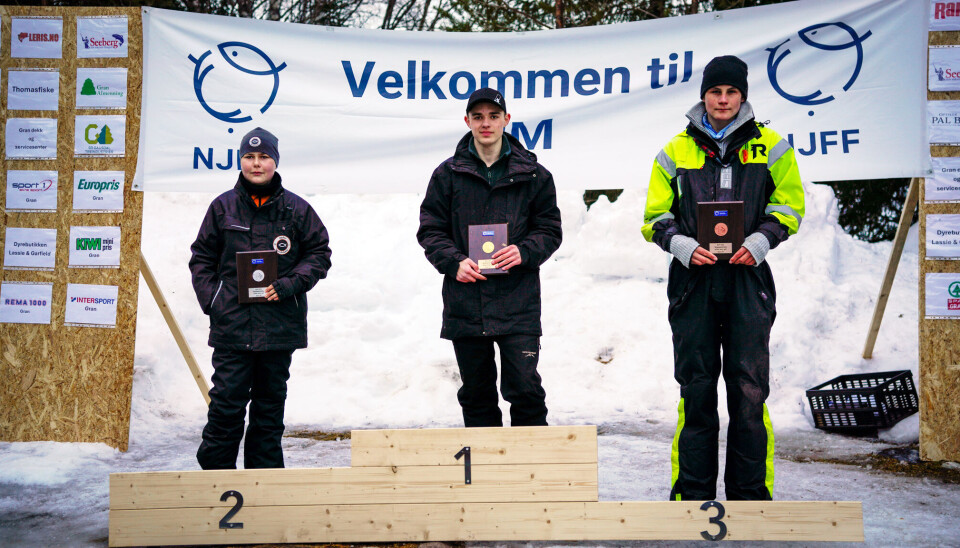 Mathias Tørmoen (i midten) er landets beste isfisker i juniorklassen. Simen Gruer-Larsen (til venstre) havnet på andreplass, mens Trym Schjager (til høyre) tok tredjeplassen.