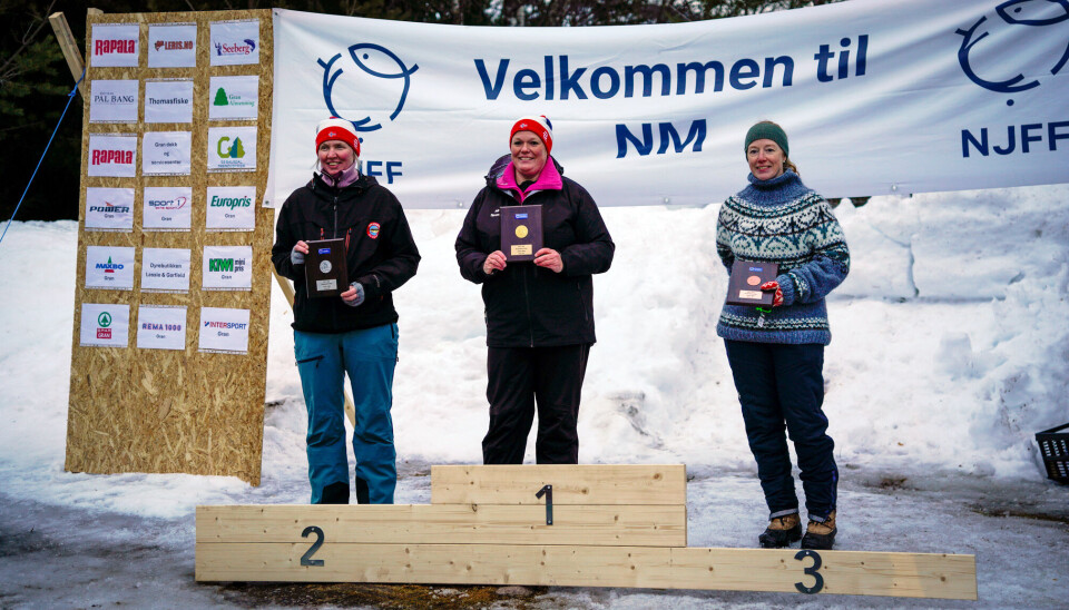 Nina Merete Tørmoen (i midten) er landets beste isfisker i dameklassen, mens Lisbeth Bjørnstad (til venstre) knepet sikret andreplassen foran Aina Brusveen (til høyre).