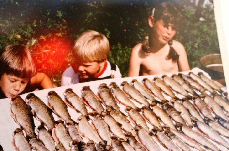 Garnrett + ferie = sant. Anine (t.v) betrakter fangsten av småørret.