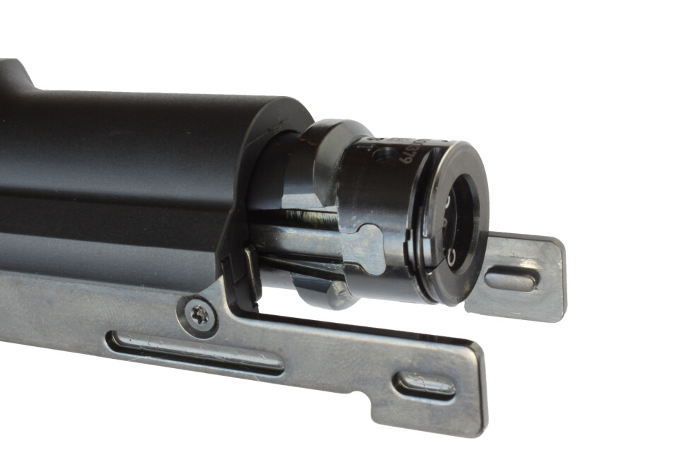 De to store låsekilene presses i grep av en gjennomgående bolt når sluttstykket lukkes. De to store låsekilene presses i grep av en gjennomgående bolt når sluttstykket lukkes.