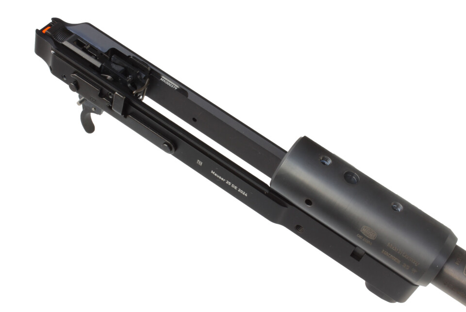 Denne stålramma er kjernen i våpenet. Sylinderen som holder pipa er klargjort for feste av skinne for kikkertmontasje. Denne stålramma er kjernen i våpenet. Sylinderen som holder pipa er klargjort for feste av skinne for kikkertmontasje.