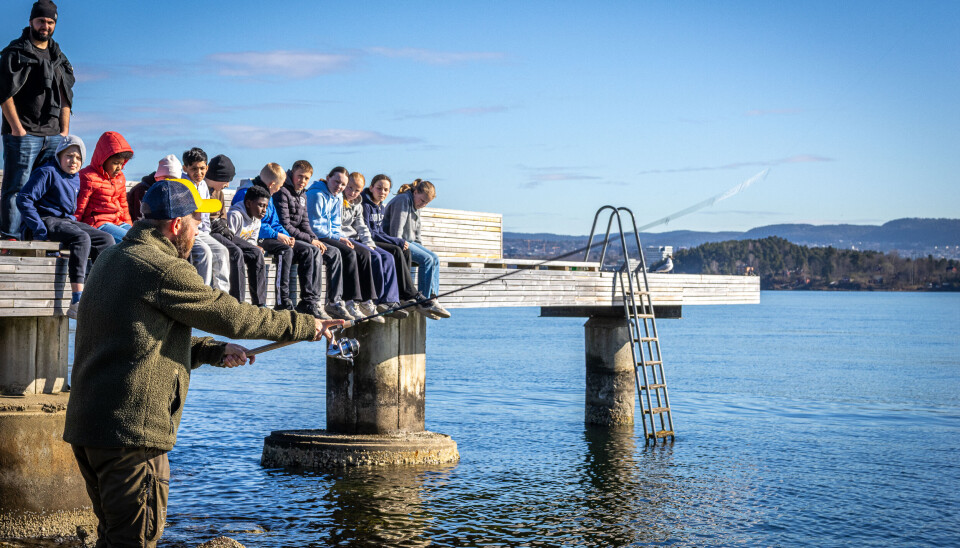 Elever fra Fjellhamar skole får lære seg å fiske med haspelstang og sluk i Indre Oslofjord. Det kan være den siste sommeren de får denne muligheten.