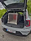 Selv med det store buret, er det godt med plass i bagasjerommet.