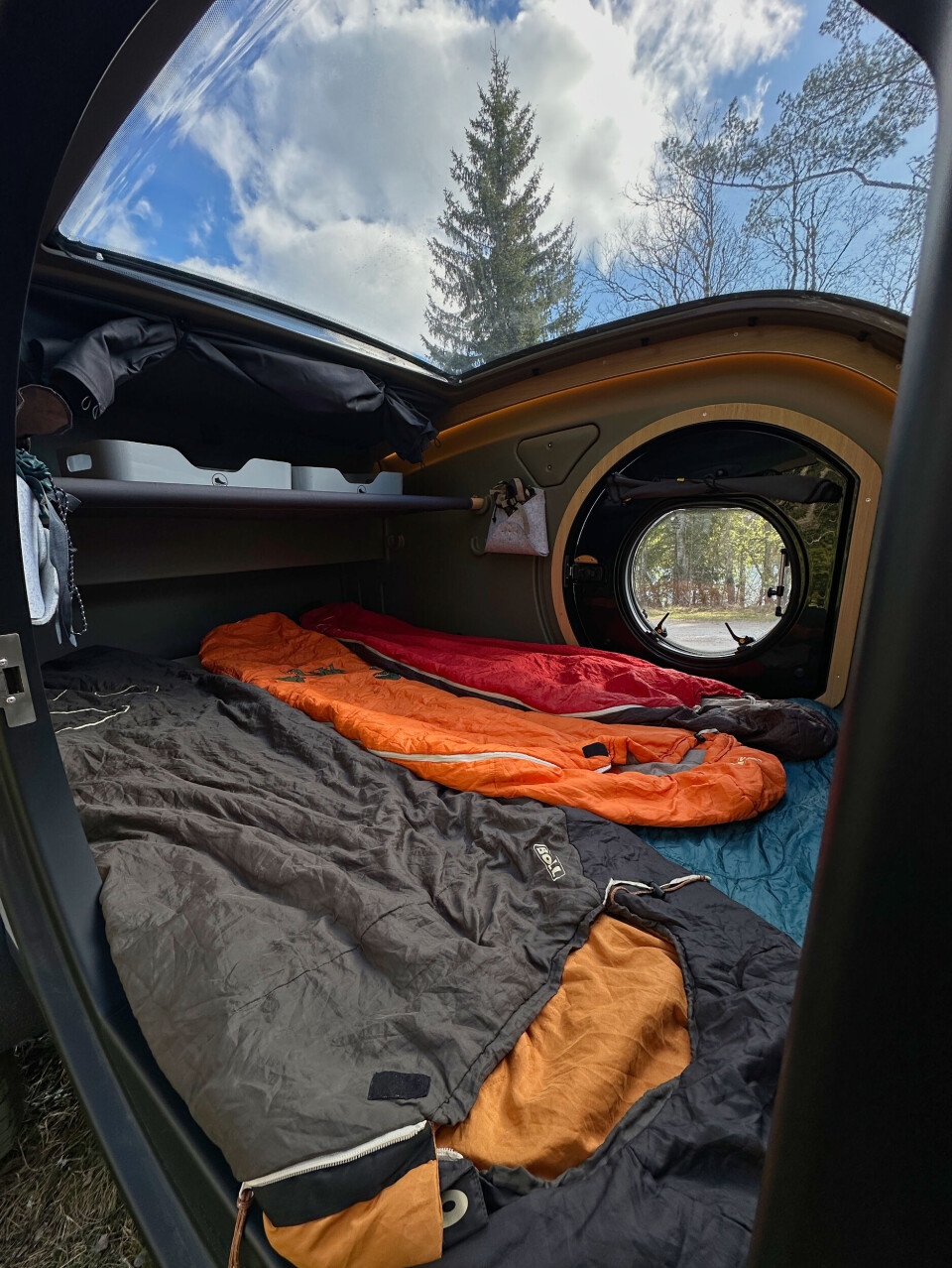 Det er fint plass til en voksen og to barn i vogna. Det å «sove under åpen himmel» er populært. Det er fint plass til en voksen og to barn i vogna. Det å «sove under åpen himmel» er populært.