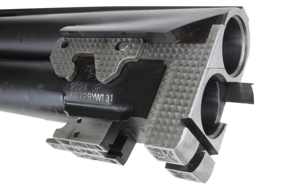 Browningsystemet bruker en underliggende bolt som pipene svinger rundt. Pipene er liljestemplet. Browningsystemet bruker en underliggende bolt som pipene svinger rundt. Pipene er liljestemplet.