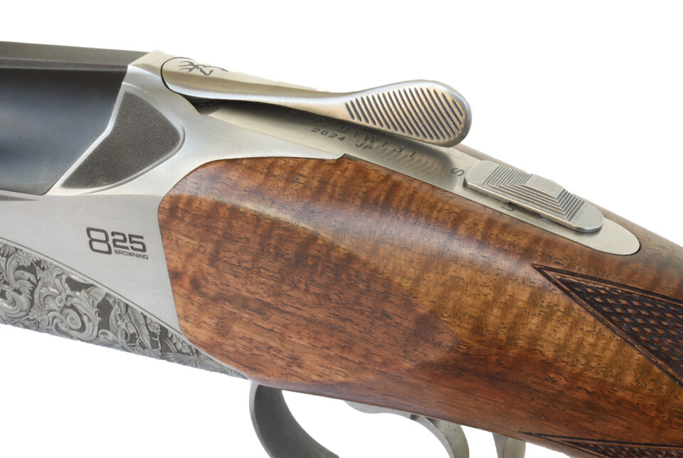 Toppen av baskylen har en nesten trekantet profil, som gir godt synsfelt. Topleveren er slank og ergonomisk, og sikringen er god å betjene. Toppen av baskylen har en nesten trekantet profil, som gir godt synsfelt. Topleveren er slank og ergonomisk, og sikringen er god å betjene.