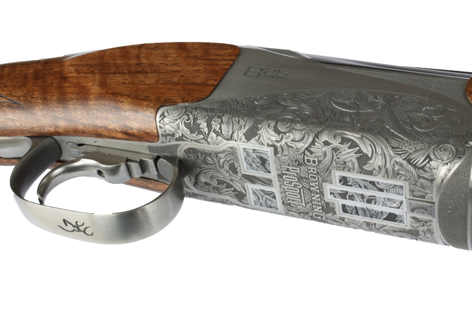 Hagla leveres med tre ulike avtrekkere som kan posisjoneres i tre ulike stillinger. Undersiden er pyntet med en flott lasergravyr. Hagla leveres med tre ulike avtrekkere som kan posisjoneres i tre ulike stillinger. Undersiden er pyntet med en flott lasergravyr.