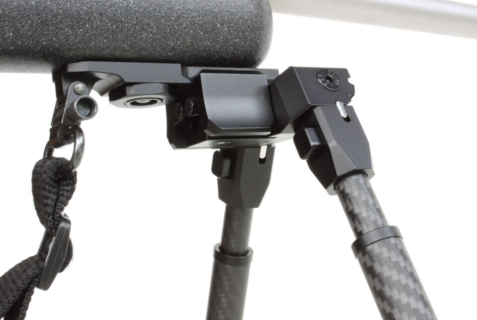 Tofoten klipses på et picatinnyfeste ved å presse inn flatene på begge sider av hodet. Tofoten klipses på et picatinnyfeste ved å presse inn flatene på begge sider av hodet.