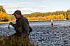 Disse to ivrige fiskerne er godt i gang med fluefiskecampen!