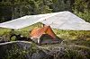 Hvis du vil ligge under åpen himmel i skogen, kan du bli beskyttet mot både regn, mygg og knott med en tarp og en bivy bag som til sammen veier under et kilo!