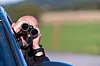 – Vent litt, sier gåsespotteren. Jeger har kikkert i hendene å ser ut av bilen.