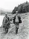 Chamberlain (t.h.) fisket både ørret og laks. Her i Skottland, sammen med en ukjent ghillie.
