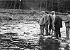 Arthur H.E. Wood demonstrerer kasting og fisketeknikk på Cairnton i River Dee. Neville Chamberlain står til høyre.