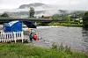 Røkting av fiskefella i Etne. I løpet av fire døgn i slutten av juli passerte mer enn 300 laks og flere hundre sjøørret, etter å ha blitt veid og målt.